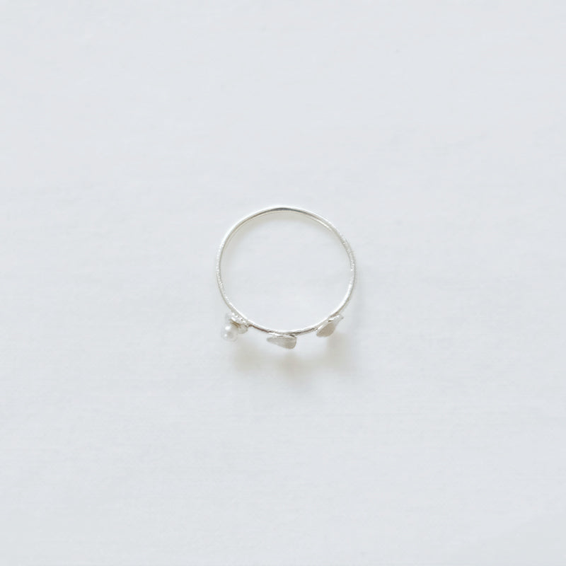 Pearl leafs ring