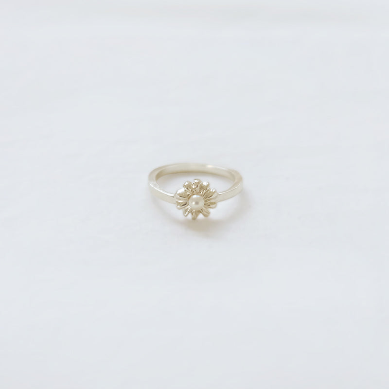 Pearl daisy ring