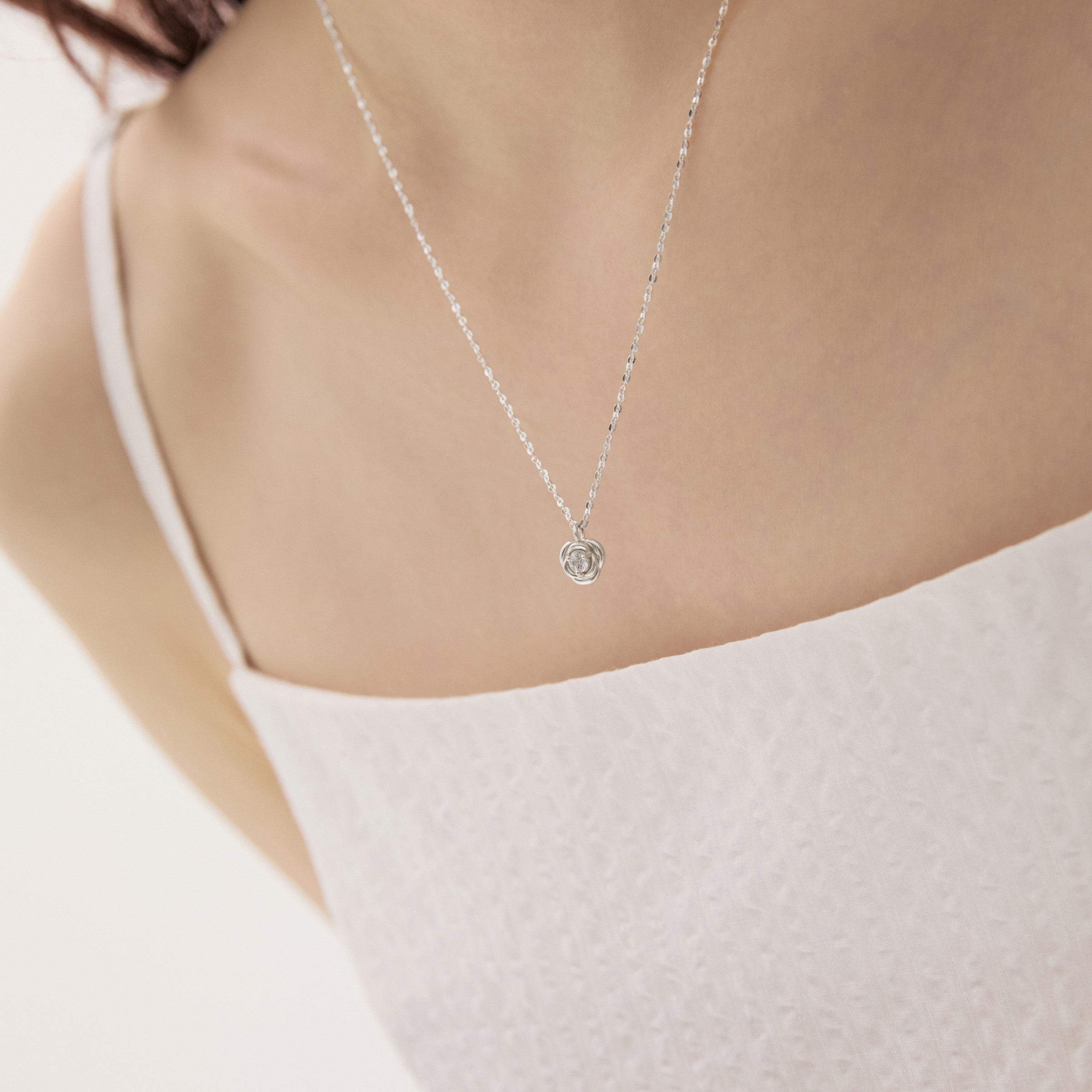 シルバーローズストーンウィアモンズネックレス / Silver Rose Stone Necklace