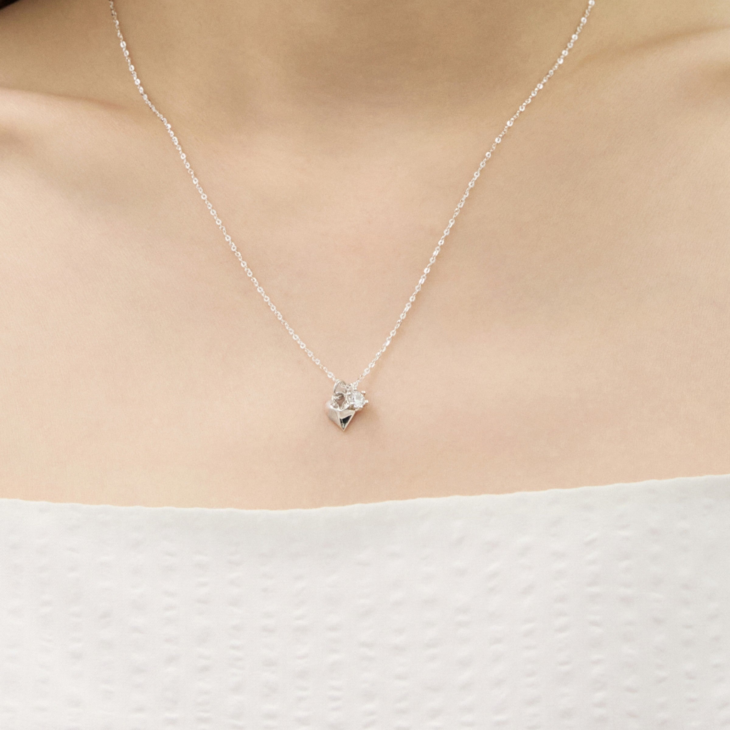 シルバーボリュームハートチャームウィアモンズネックレス / Silver Volume Heart Charm Necklace