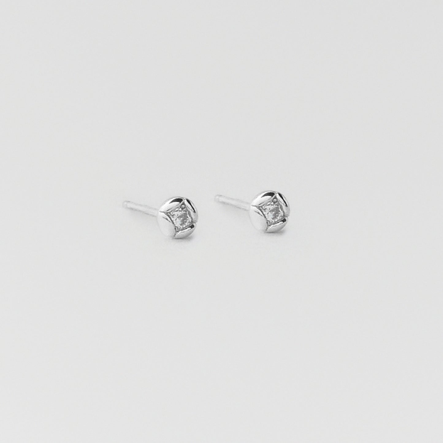 シルバーブルームストーンウィアモンズイヤリング / Silver Bloom Stone Earrings
