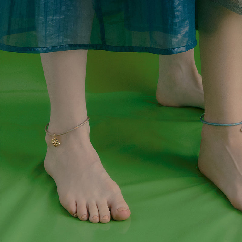 FAVO-LIT シグニチャー グリッター レザー アンクレット:ベージュ / FAVO-LIT SIGNATURE GLITTER LEATHER ANKLET - BG