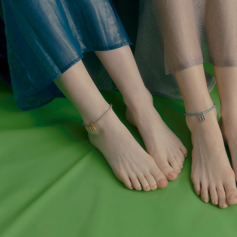 FAVO-LIT シグニチャー グリッター レザー アンクレット:ベージュ / FAVO-LIT SIGNATURE GLITTER LEATHER ANKLET - BG
