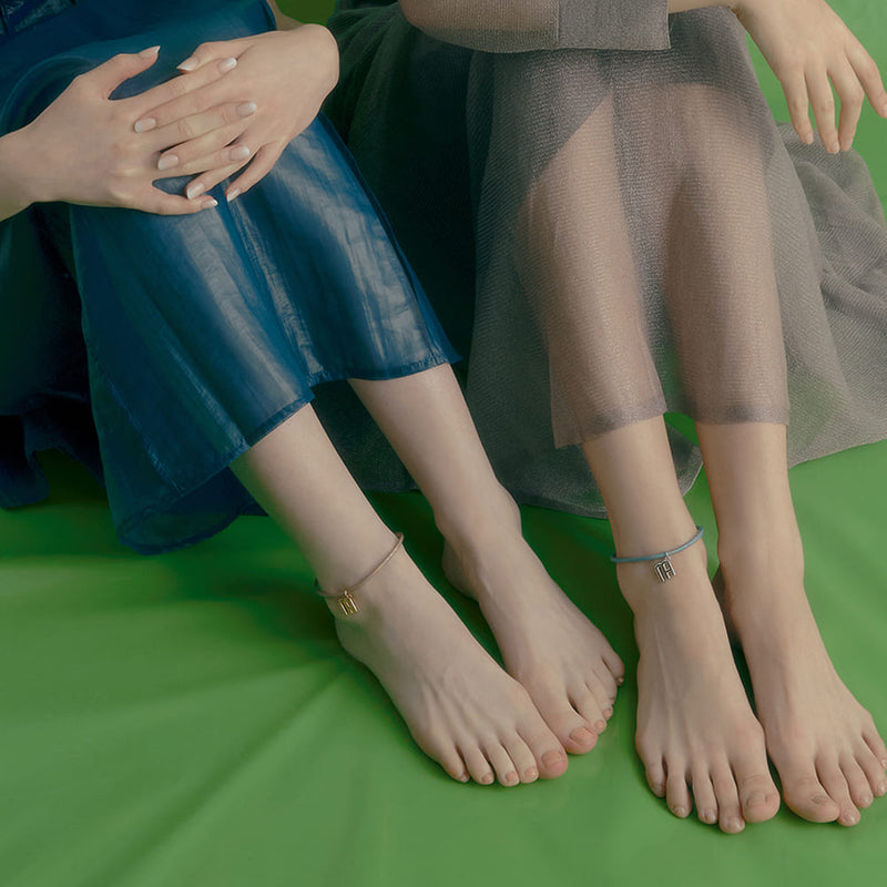 FAVO-LIT シグニチャー グリッター レザー アンクレット:ベージュ / FAVO-LIT SIGNATURE GLITTER LEATHER ANKLET - BG