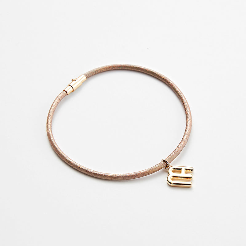FAVO-LIT シグニチャー グリッター レザー アンクレット:ベージュ / FAVO-LIT SIGNATURE GLITTER LEATHER ANKLET - BG