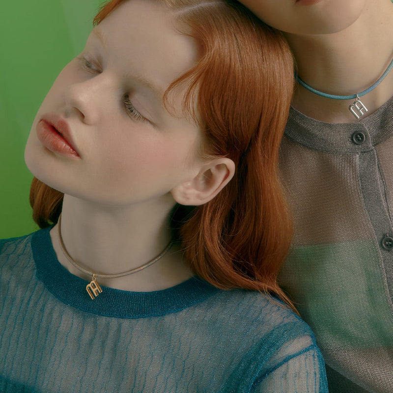 FAVO-LIT シグニチャー グリッター レザー ネックレス:ベージュ / FAVO-LIT SIGNATURE GLITTER LEATHER NECKLACE - BG