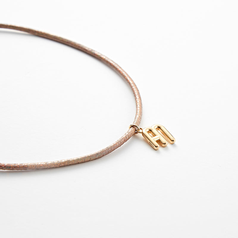 FAVO-LIT シグニチャー グリッター レザー ネックレス:ベージュ / FAVO-LIT SIGNATURE GLITTER LEATHER NECKLACE - BG