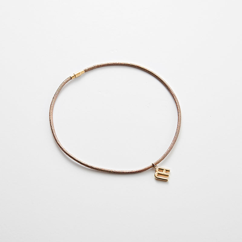 FAVO-LIT シグニチャー グリッター レザー ネックレス:ベージュ / FAVO-LIT SIGNATURE GLITTER LEATHER NECKLACE - BG