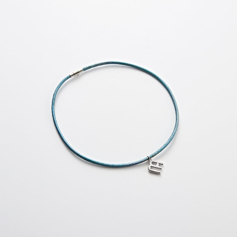 FAVO-LIT シグニチャー グリッター レザー ネックレス:空色 / FAVO-LIT SIGNATURE GLITTER LEATHER NECKLACE - SB