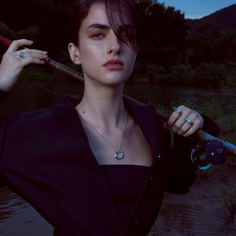 Shape6 スプリット MU シルバー ネックレス :ホワイト / SHAPE6 SPLIT MU SILVER NECKLACE - WHITE