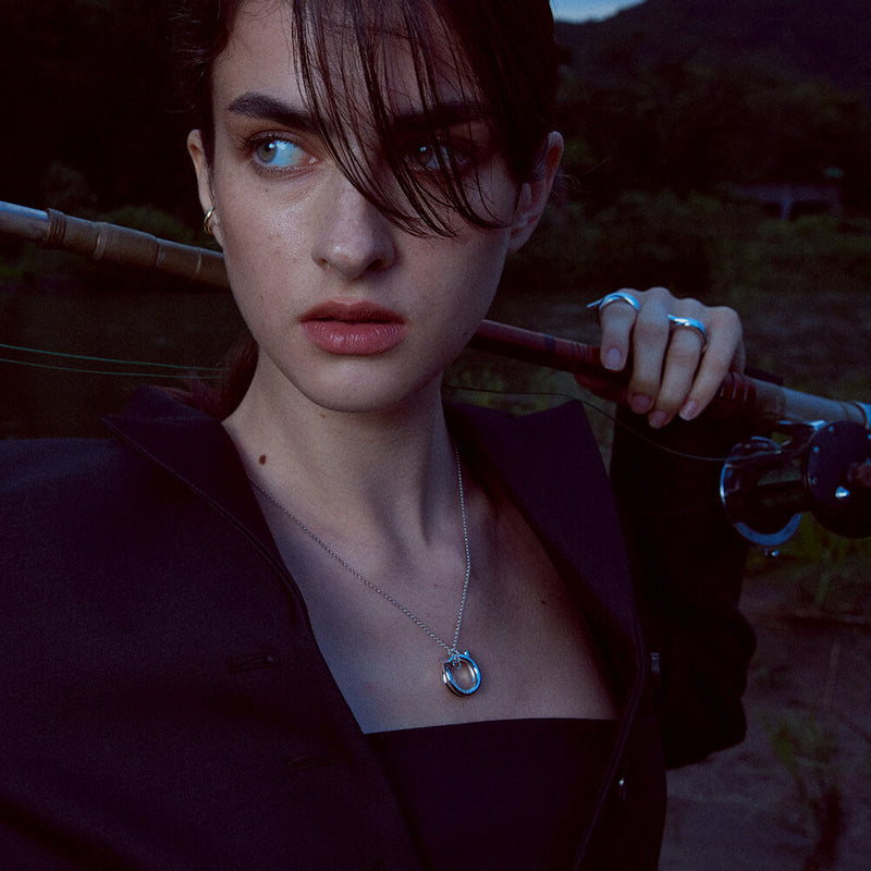 Shape6 スプリット MU シルバー ネックレス :ホワイト / SHAPE6 SPLIT MU SILVER NECKLACE - WHITE