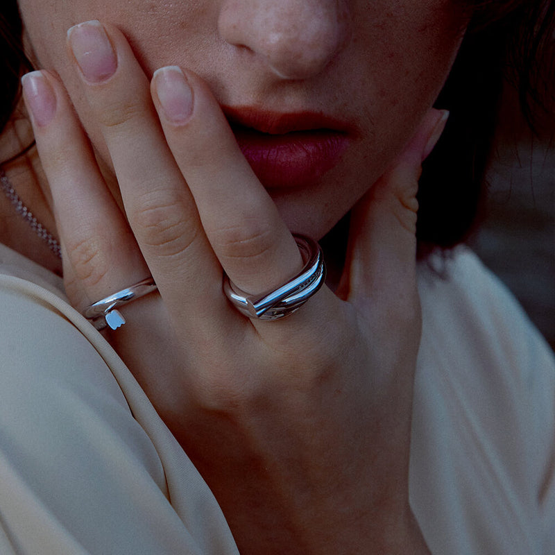 Shape6 スプリット ボールド シルバー リング:ホワイト / SHAPE6 SPLIT BOLD SILVER RING - WHITE