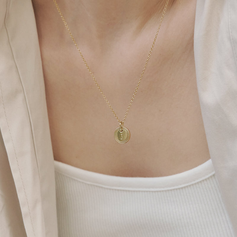 シルバー ラウンド フラット イニシャル ネックレス / Silver Round Flat Initial Necklace