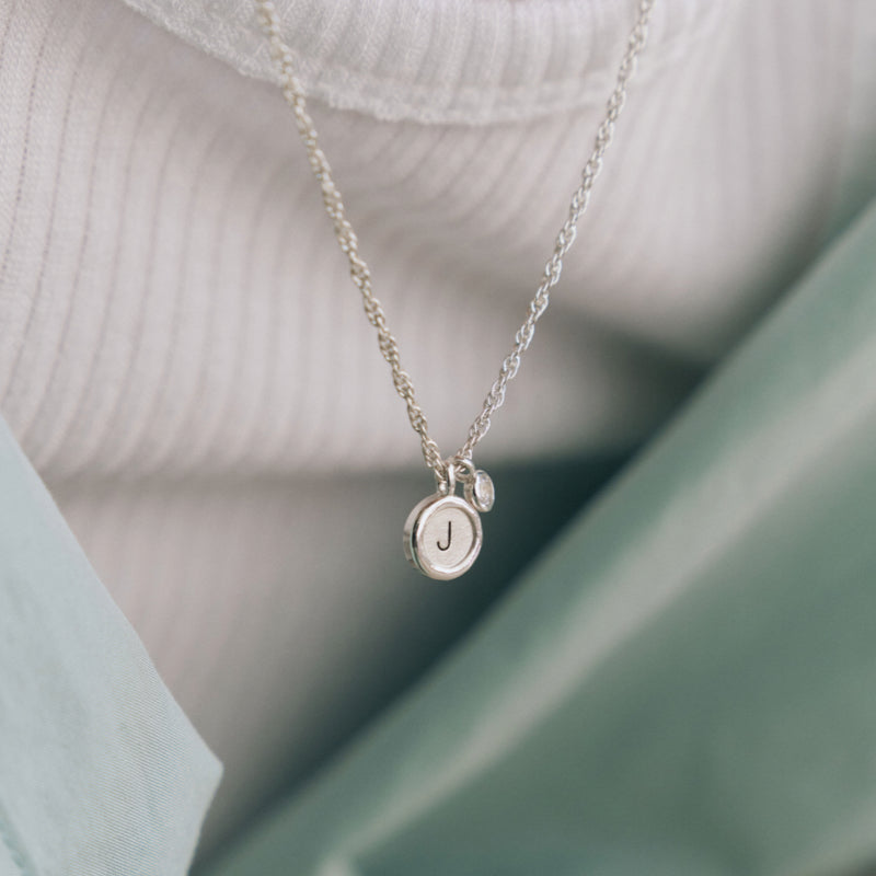 シルバー ラウンド ミニ ストーン イニシャル ネックレス / Silver Round Mini Stone Initial Necklace