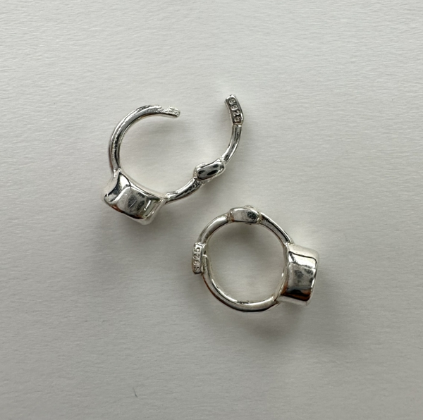 ミニマルベゼルフープピアス