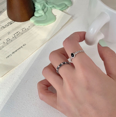 Black and White Flower Ring (Sterling Silver)