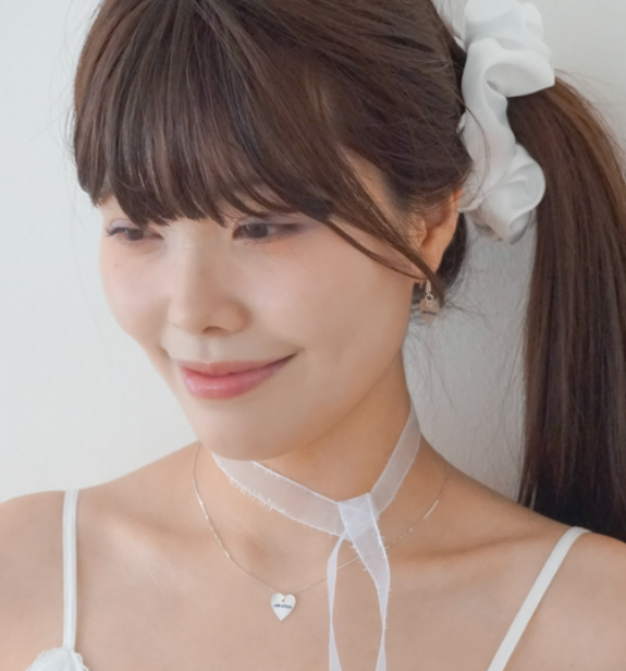 SIGNATURE LOGO WHITE SHELL HEART NECKLACE