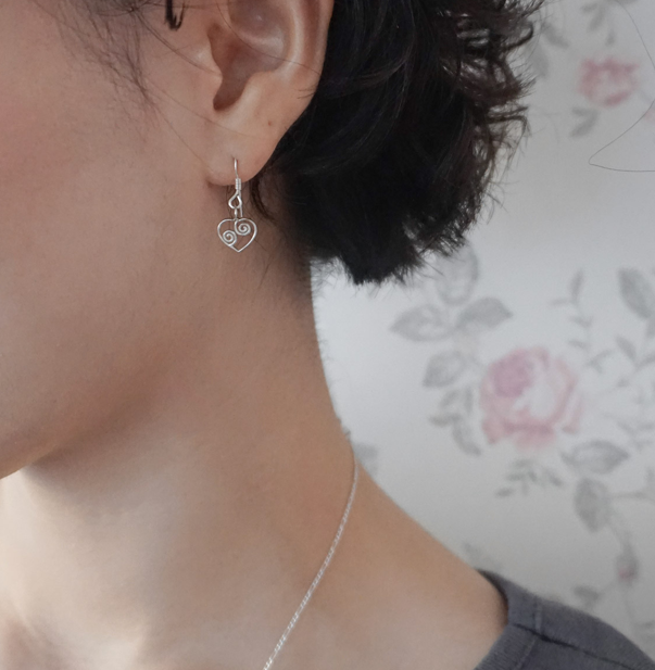 MEMORY LINE DROP HEART EARRING