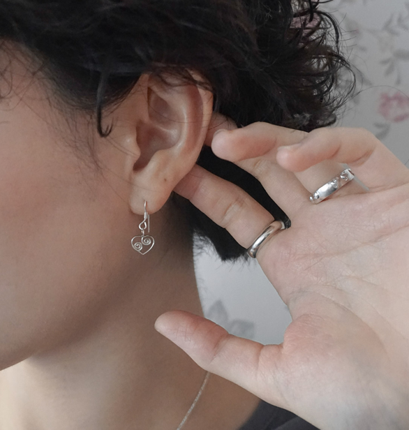 MEMORY LINE DROP HEART EARRING