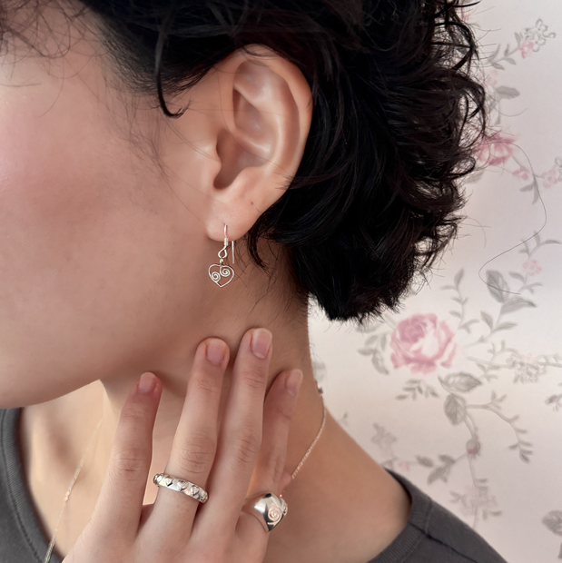 MEMORY LINE DROP HEART EARRING