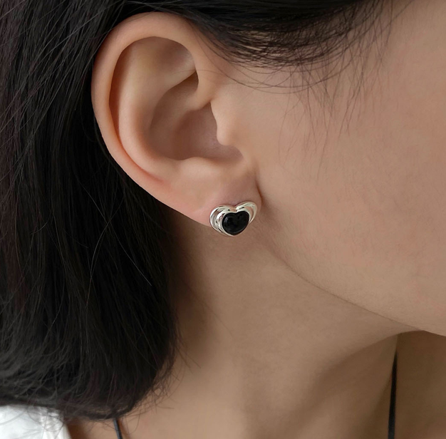 Volume baby heart onyx earrings