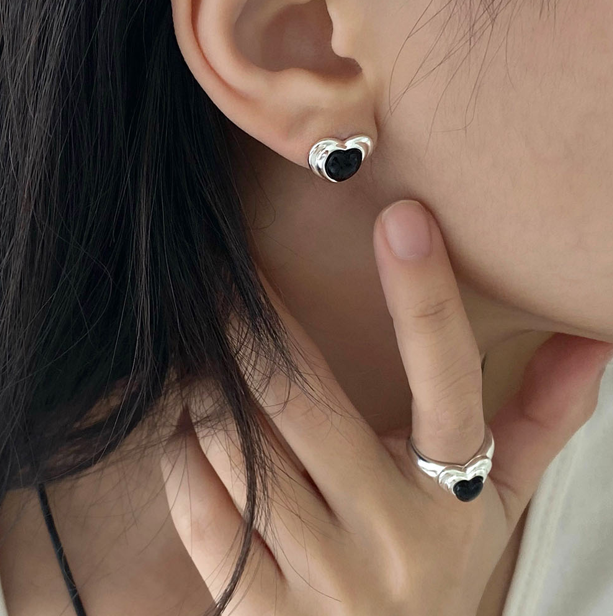 Volume baby heart onyx earrings