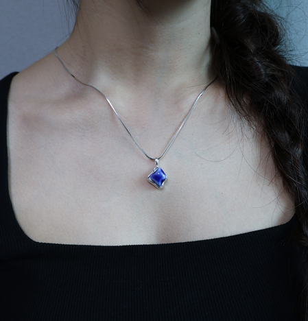 Wave pendant necklace