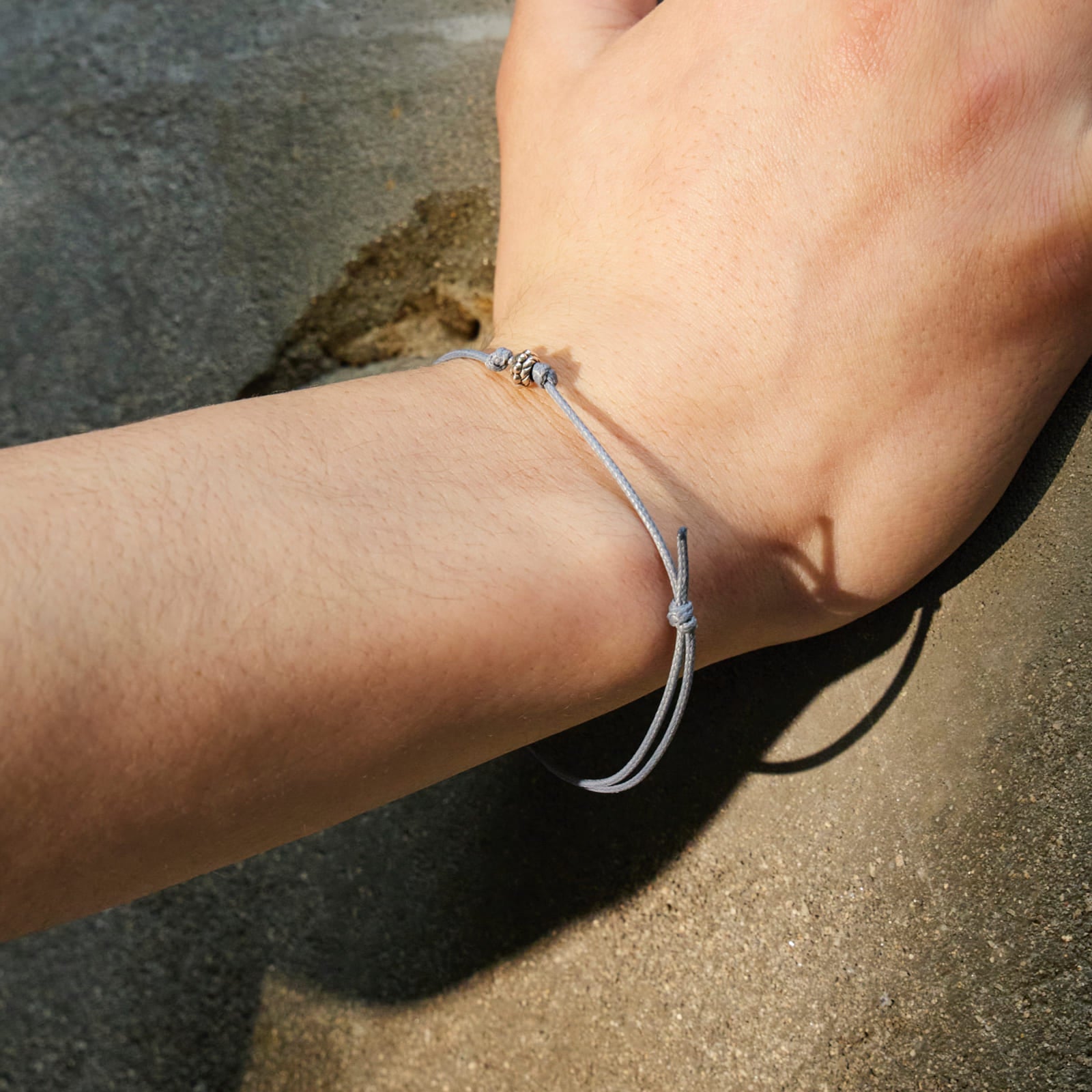 ドット ペンダント 紐 ブレスレット：クールグレー / DOT PENDANT THREAD BRACELET - COOL GRAY