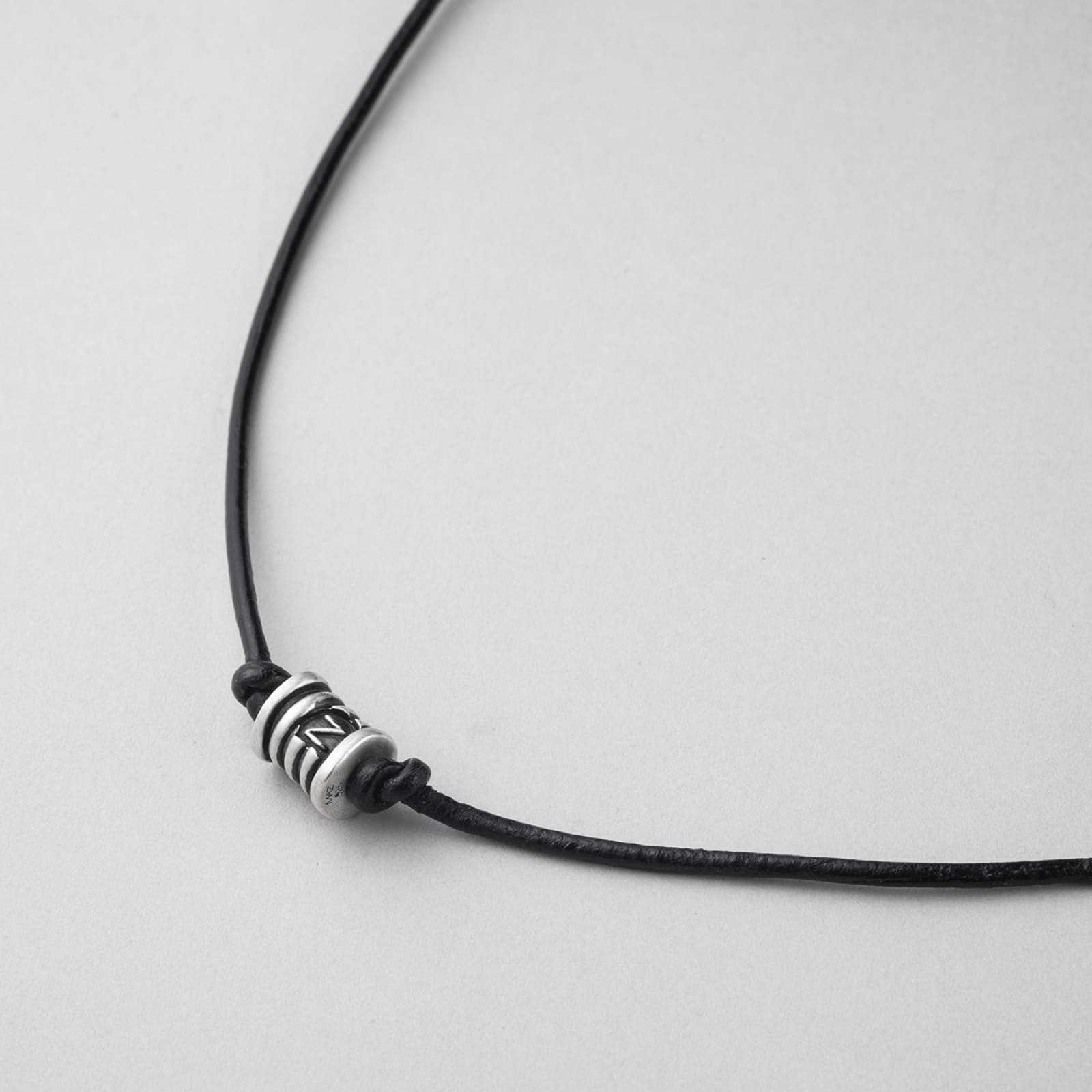 シルバー ライン テクスチャー リング レザー ネックレス / SILVER LINE TEXTURE RING LEATHER NECKLACE