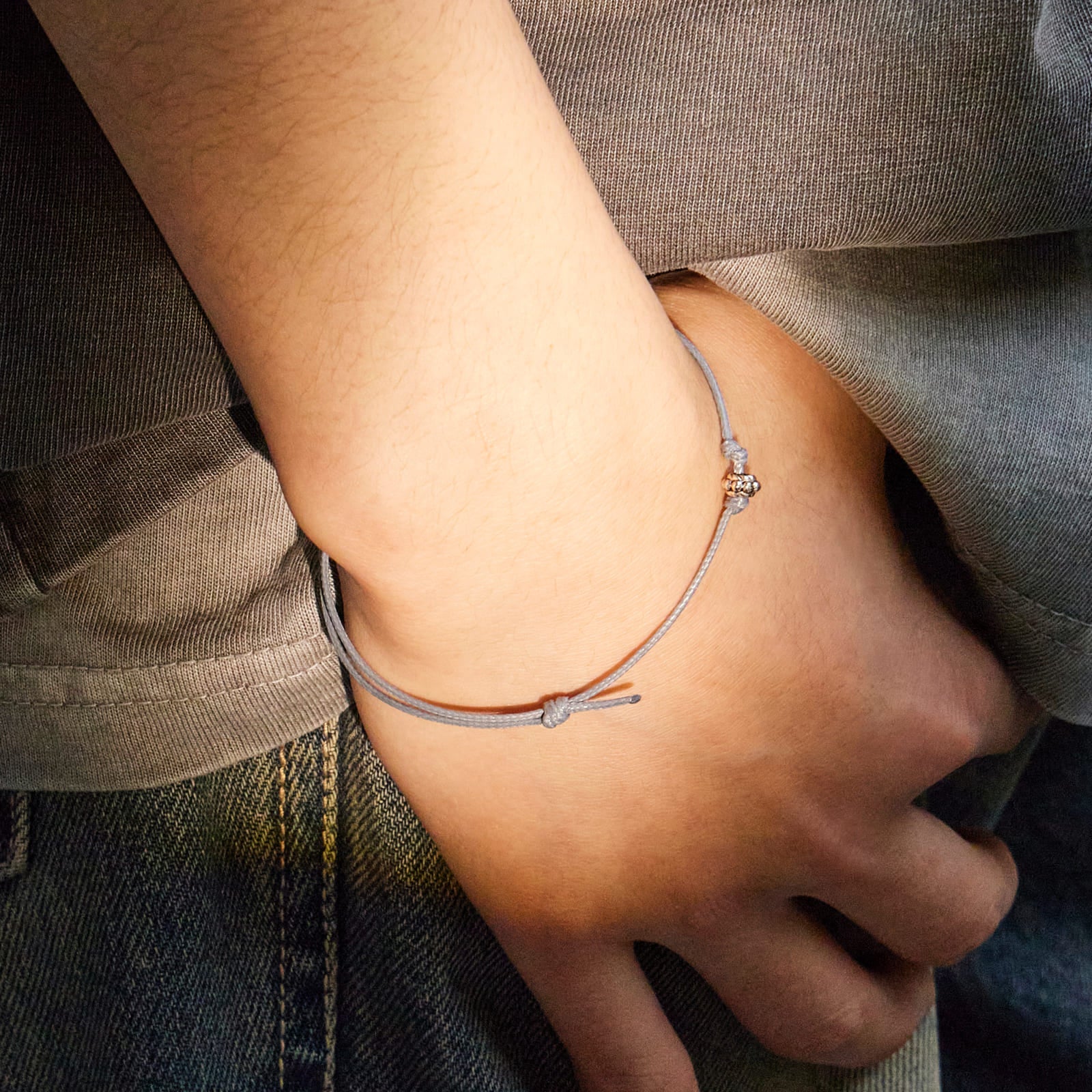 ドット ペンダント 紐 ブレスレット：クールグレー / DOT PENDANT THREAD BRACELET - COOL GRAY