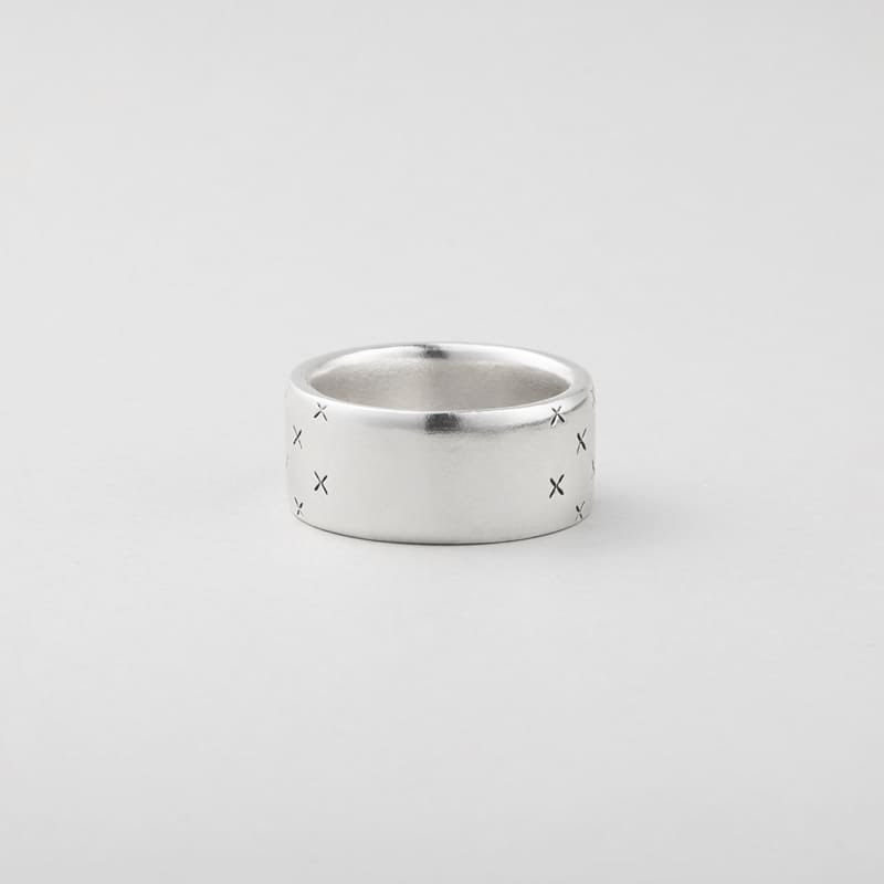 シルバー クロス パターン リング：ラージ / SILVER CROSS PATTERN RING - LARGE