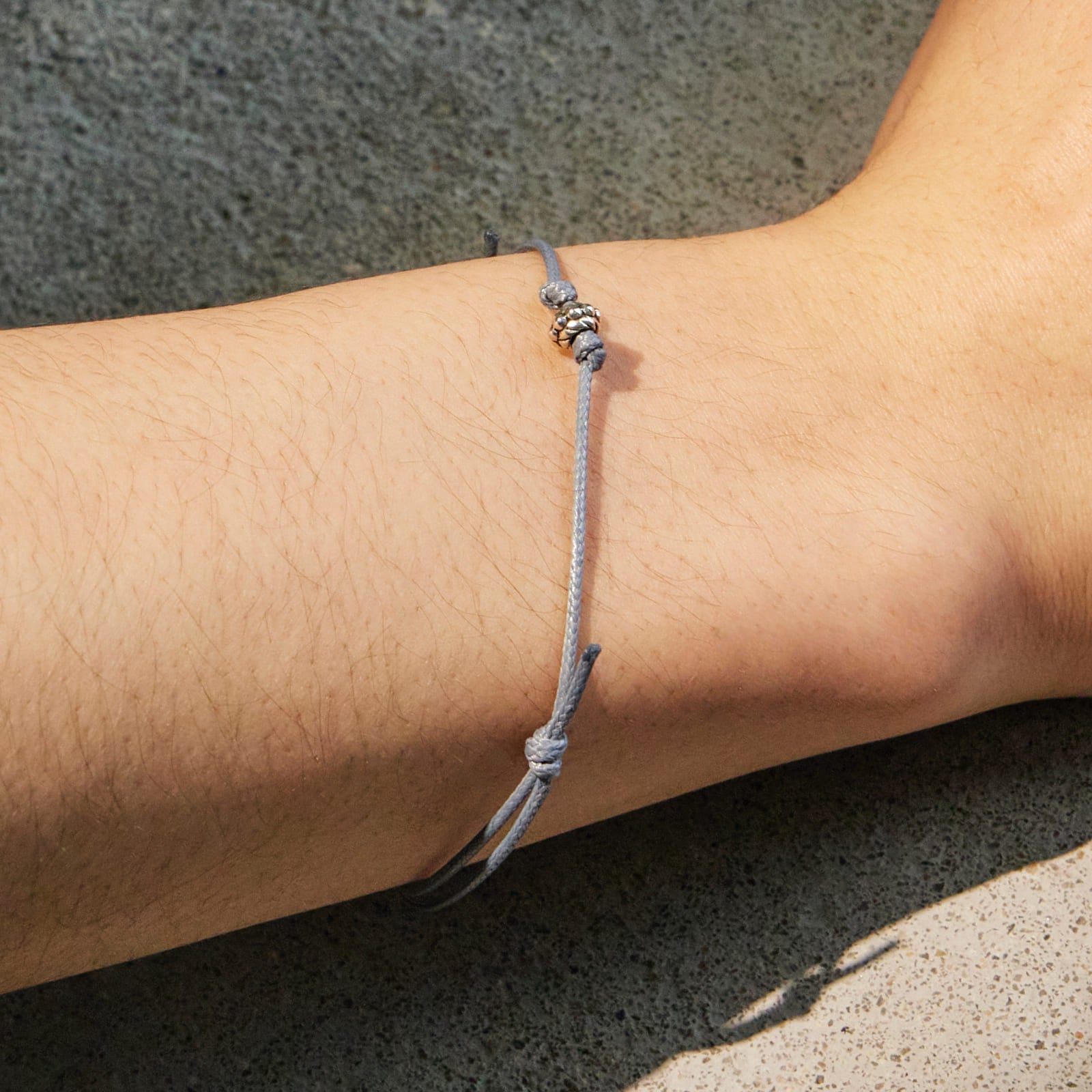 ドット ペンダント 紐 ブレスレット：クールグレー / DOT PENDANT THREAD BRACELET - COOL GRAY