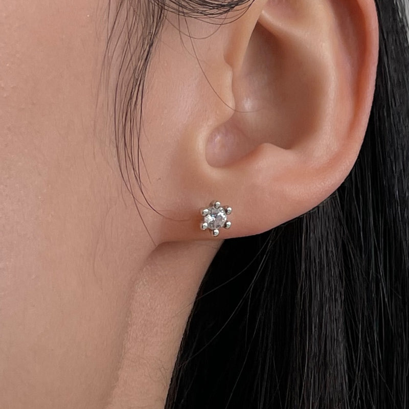 シルバー 4mm ホワイト ストーン ピアス / Silver 4mm White Stone Earrings