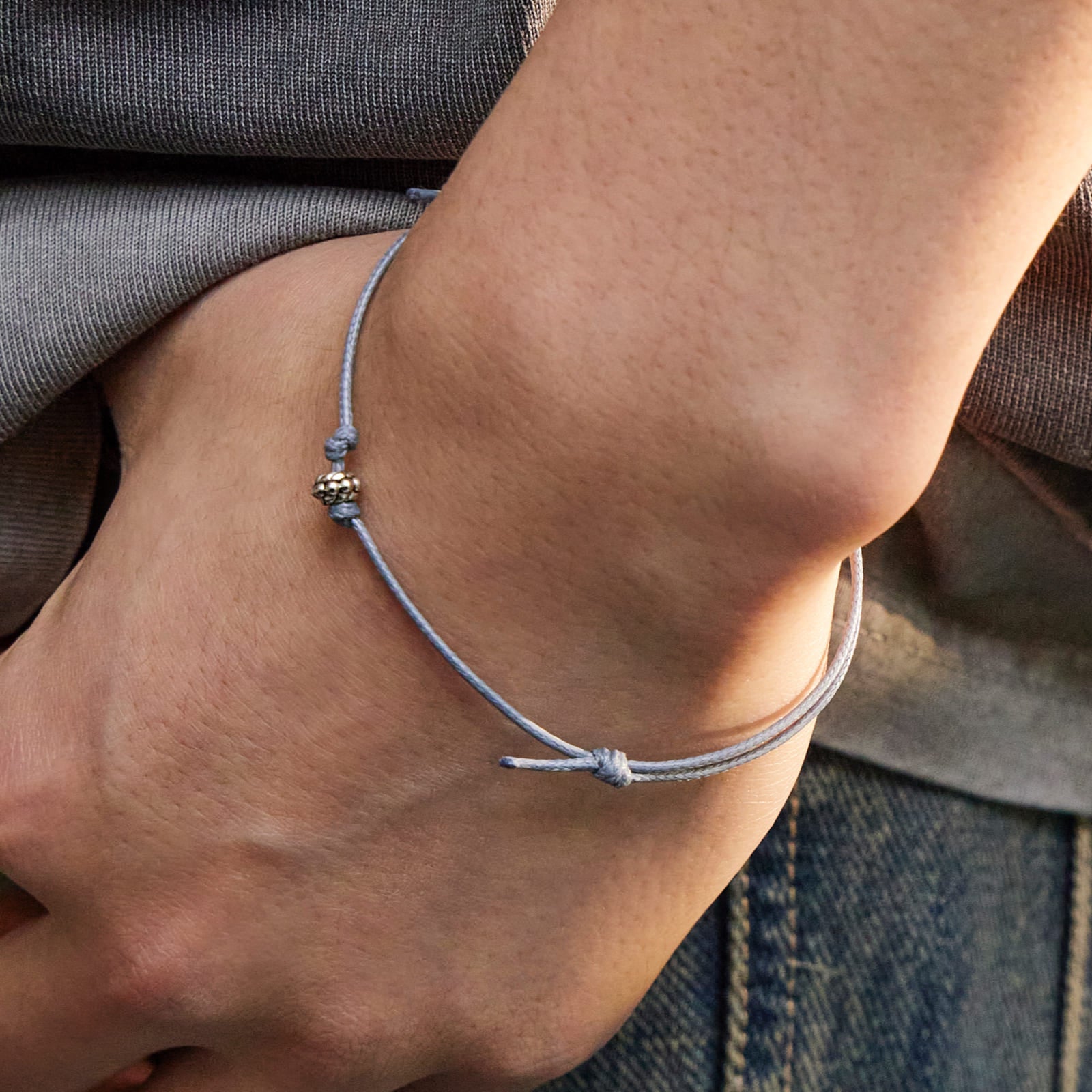 ドット ペンダント 紐 ブレスレット：クールグレー / DOT PENDANT THREAD BRACELET - COOL GRAY