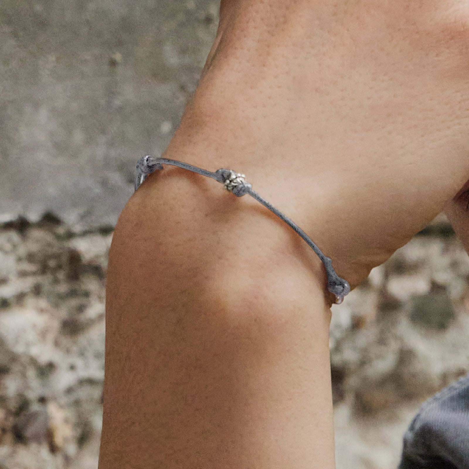 ドット ペンダント 紐 ブレスレット：クールグレー / DOT PENDANT THREAD BRACELET - COOL GRAY