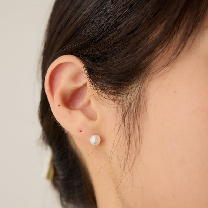 サージカル パール 6mm ベーシック ピアス / SURGICAL PEARL 6mm BASIC EARRINGS | アモンズ – amondz