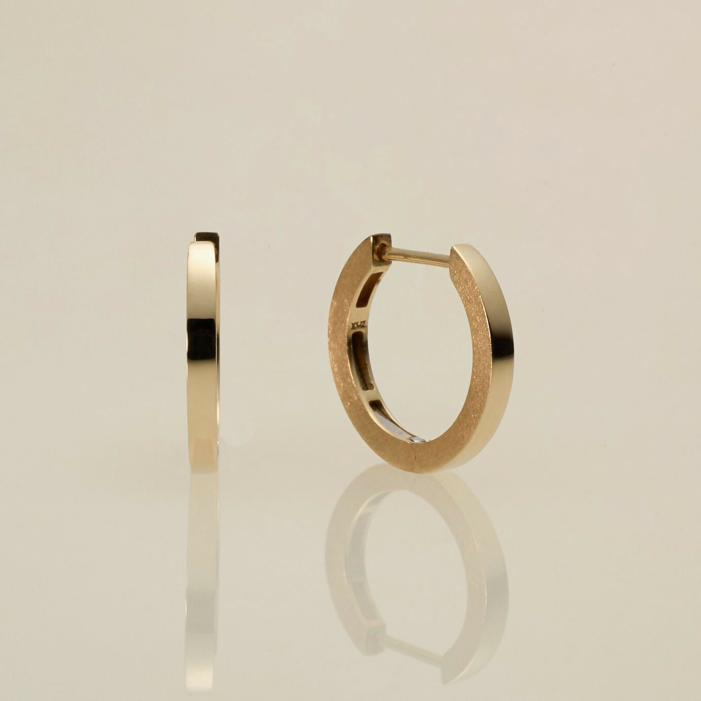 K10 フラット フープピアス：ミディアム / 10K flat hoop pierced earring - medium