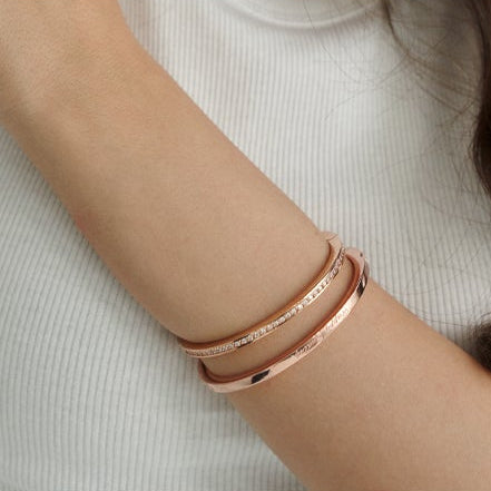 スリムシグネチャーエングレーブドバングル（ローズゴールド）