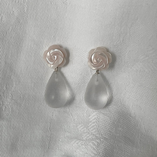 ドロップ ローズ ピアス / drop rose earring (mother of pearl)