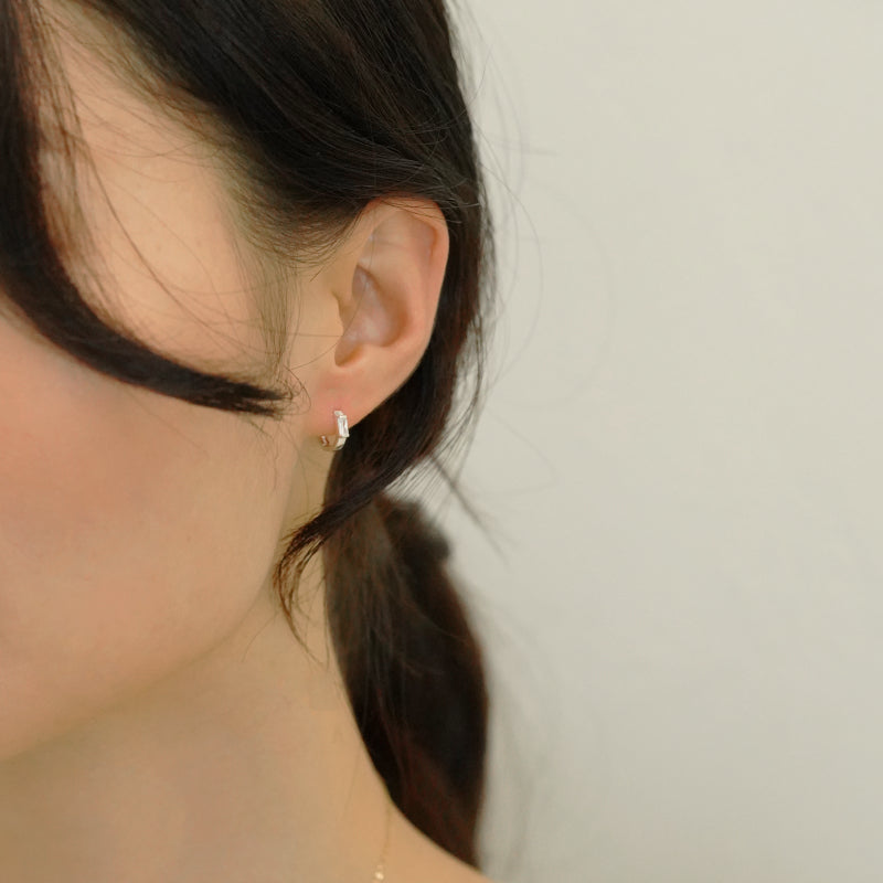シルバー バゲットカット ストーン ワンタッチ フープ ピアス / Silver Baguette Cut Stone One-Touch Earrings