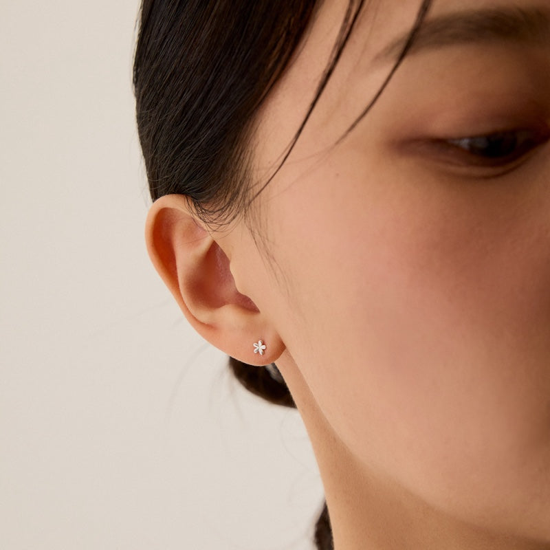 シルバー タイニー フラワー ピアス / SILVER TINY FLOWER EARRINGS