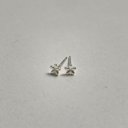 シルバー タイニー フラワー ピアス / SILVER TINY FLOWER EARRINGS