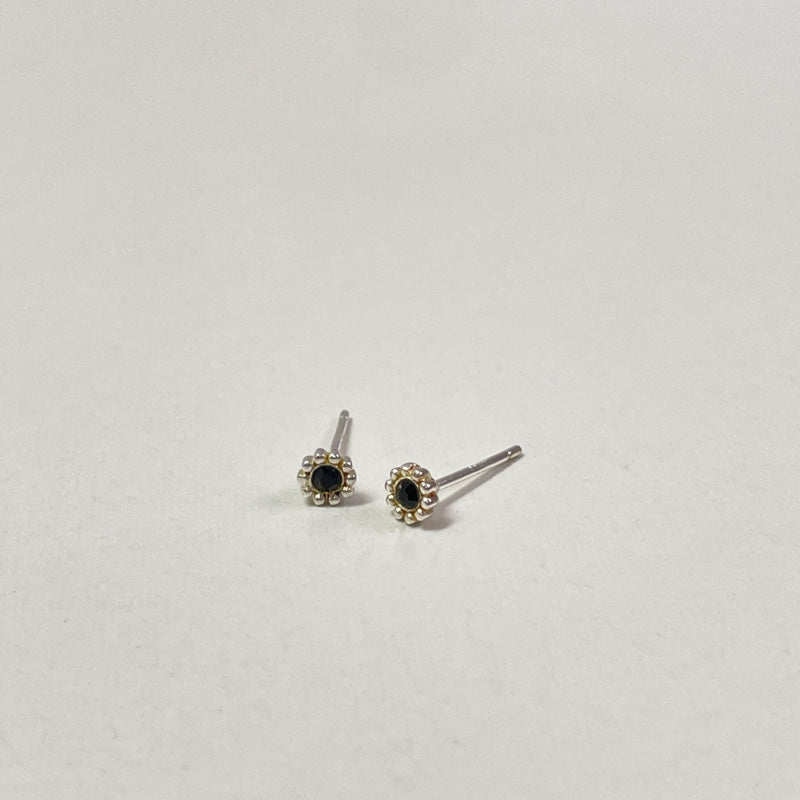 シルバー ブラック タイニー フラワー ピアス / SILVER BLACK TINY FLOWER EARRINGS