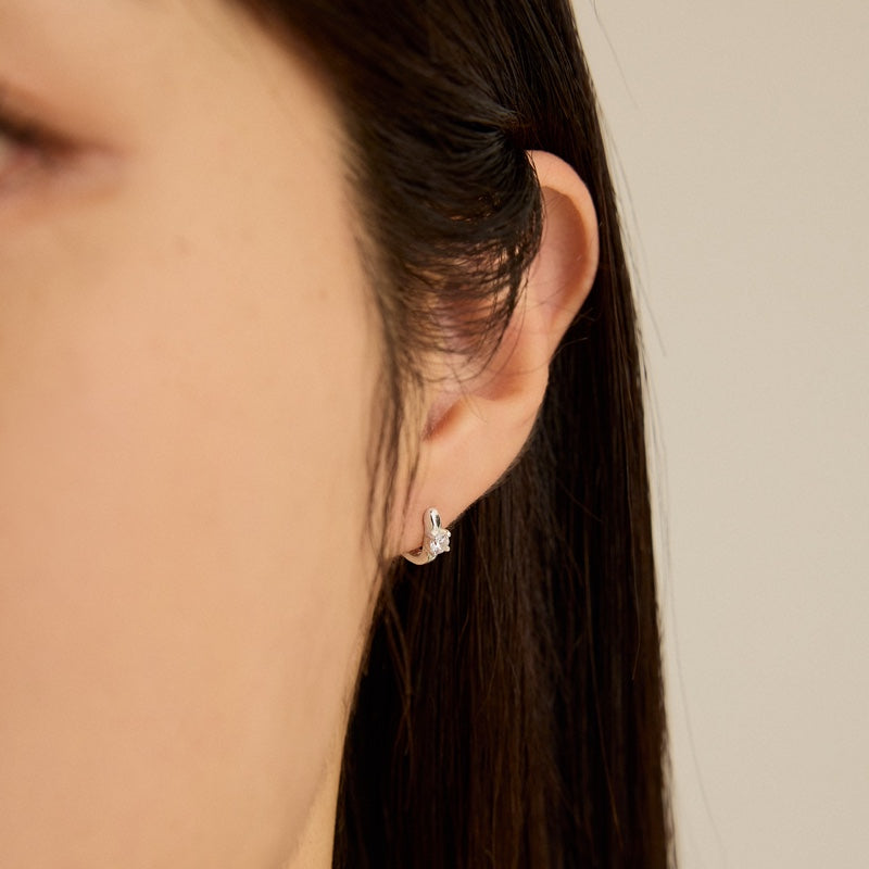 シルバー オーバル ポイント ワンタッチ ピアス / SILVER OVAL POINT ONE TOUCH EARRINGS