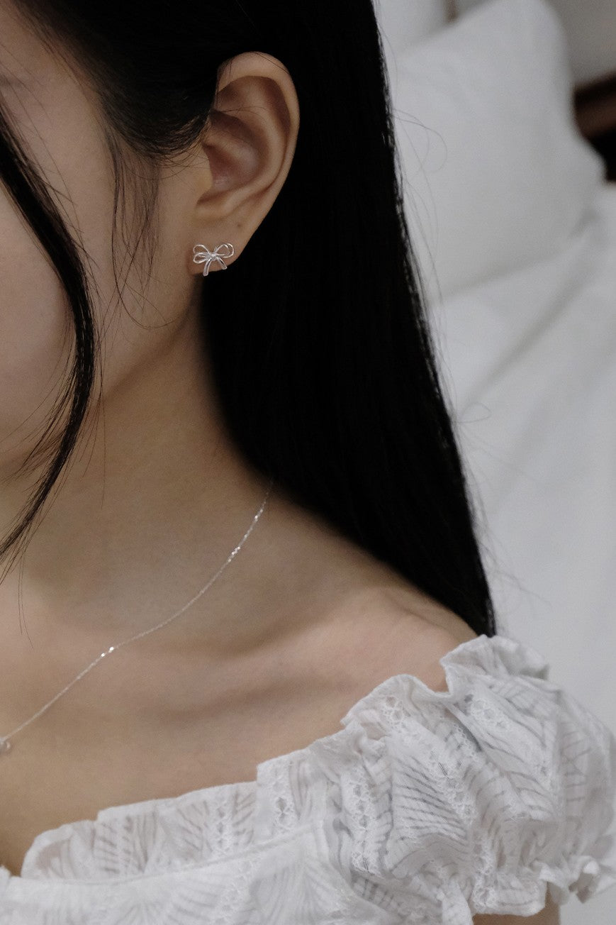 リボンモチーフシルバーピアス