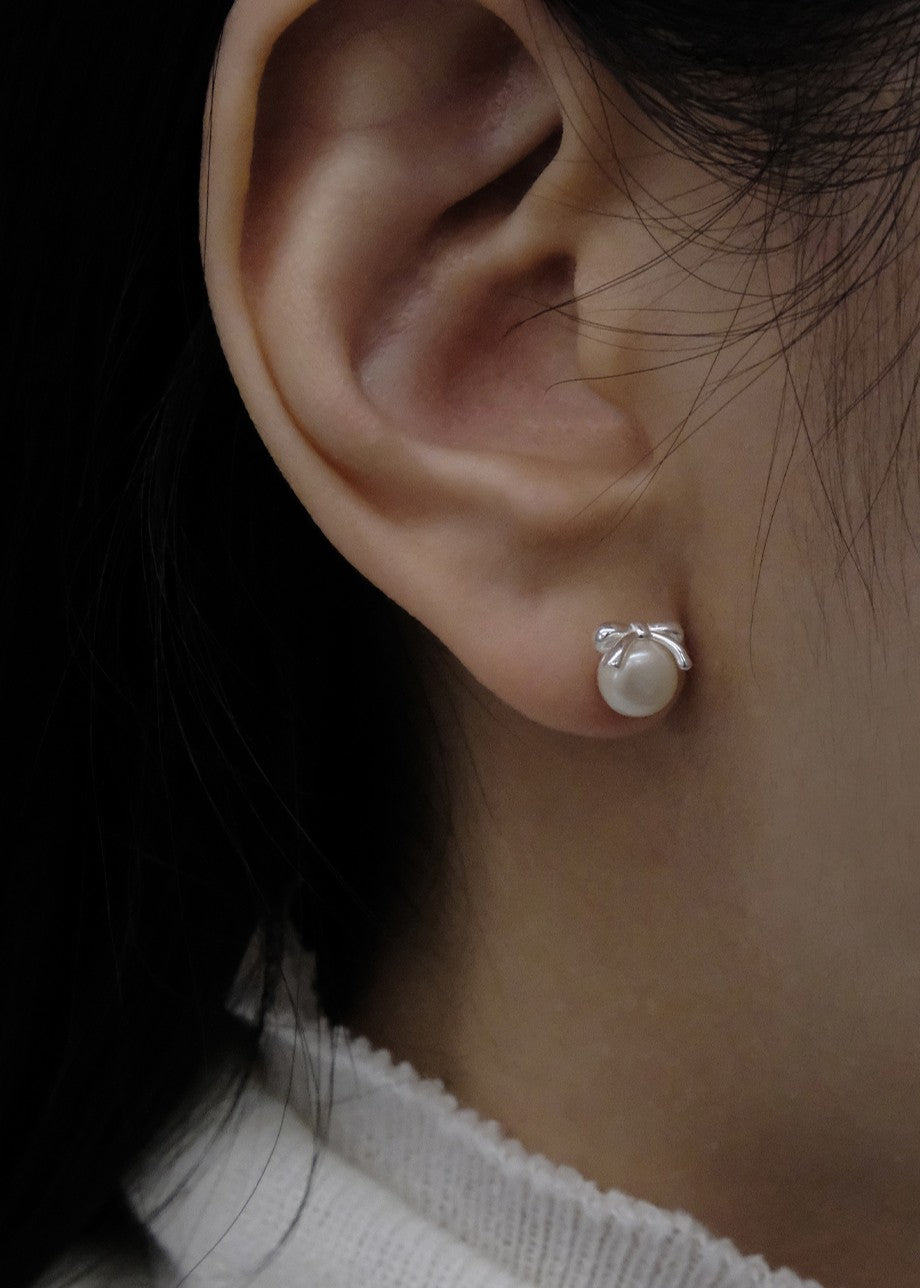 PETIT RIBBON PEARL EARRINGS