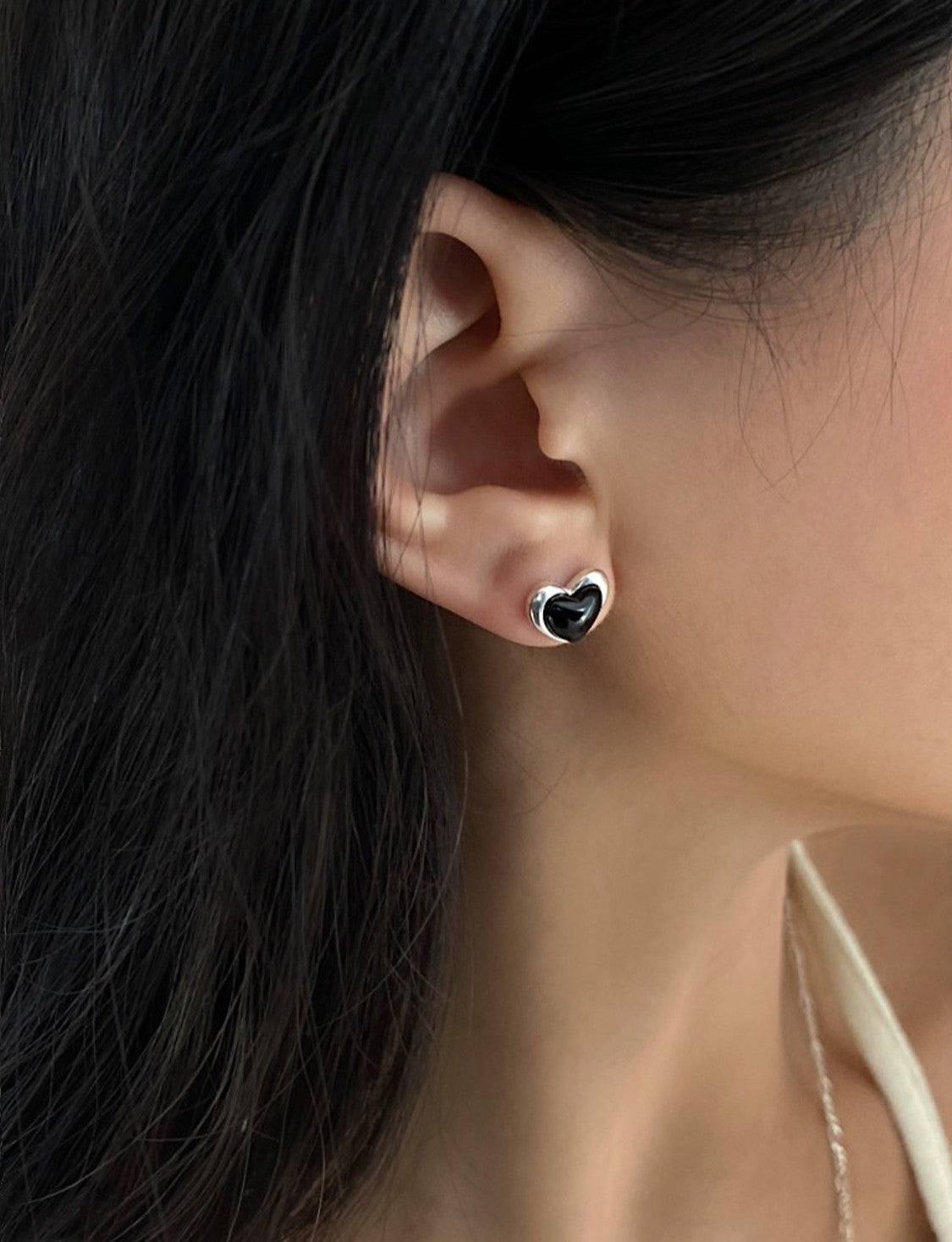 Baby heart earring (onyx)