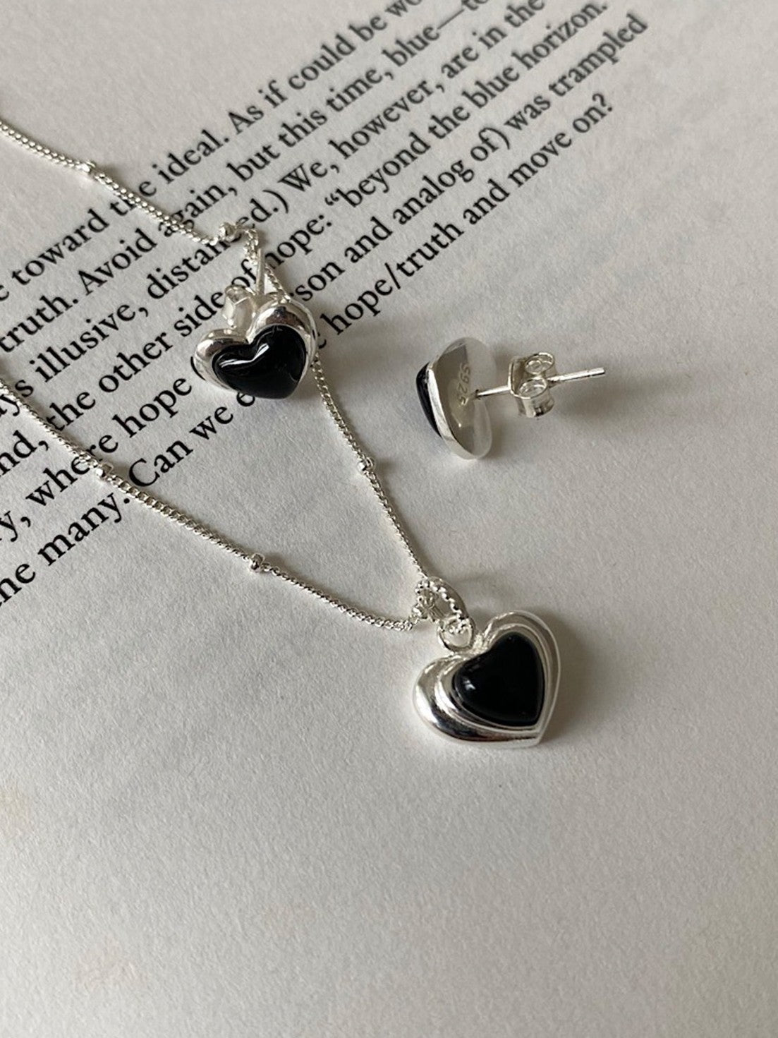Baby heart earring (onyx)