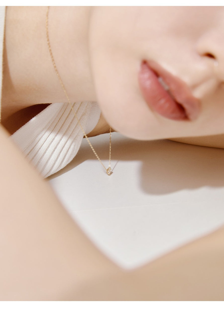 Six-prong diamond-look necklace