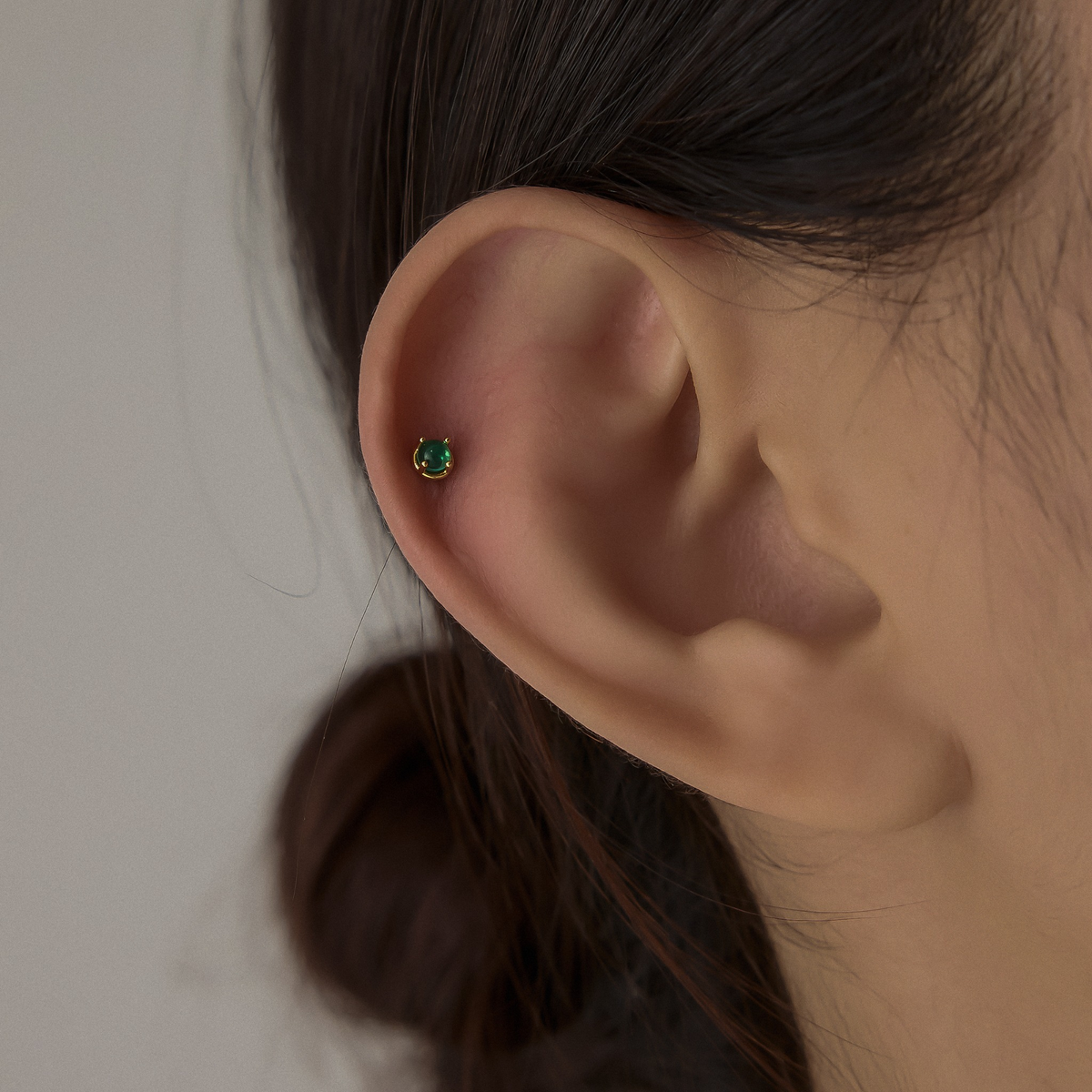 サージカル グリーン ストーン ベーシック スクリュー ピアス